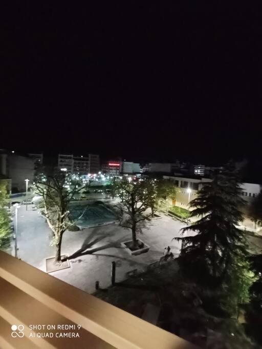 Λάρισα Διαμέρισμα Με Θέα Πλατεία Στο Κέντρο Της Πόλης Appartement Buitenkant foto